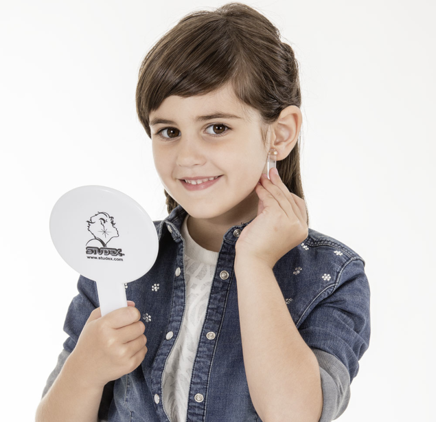 Kind bekommt Ohrlöcher beim Juwelier